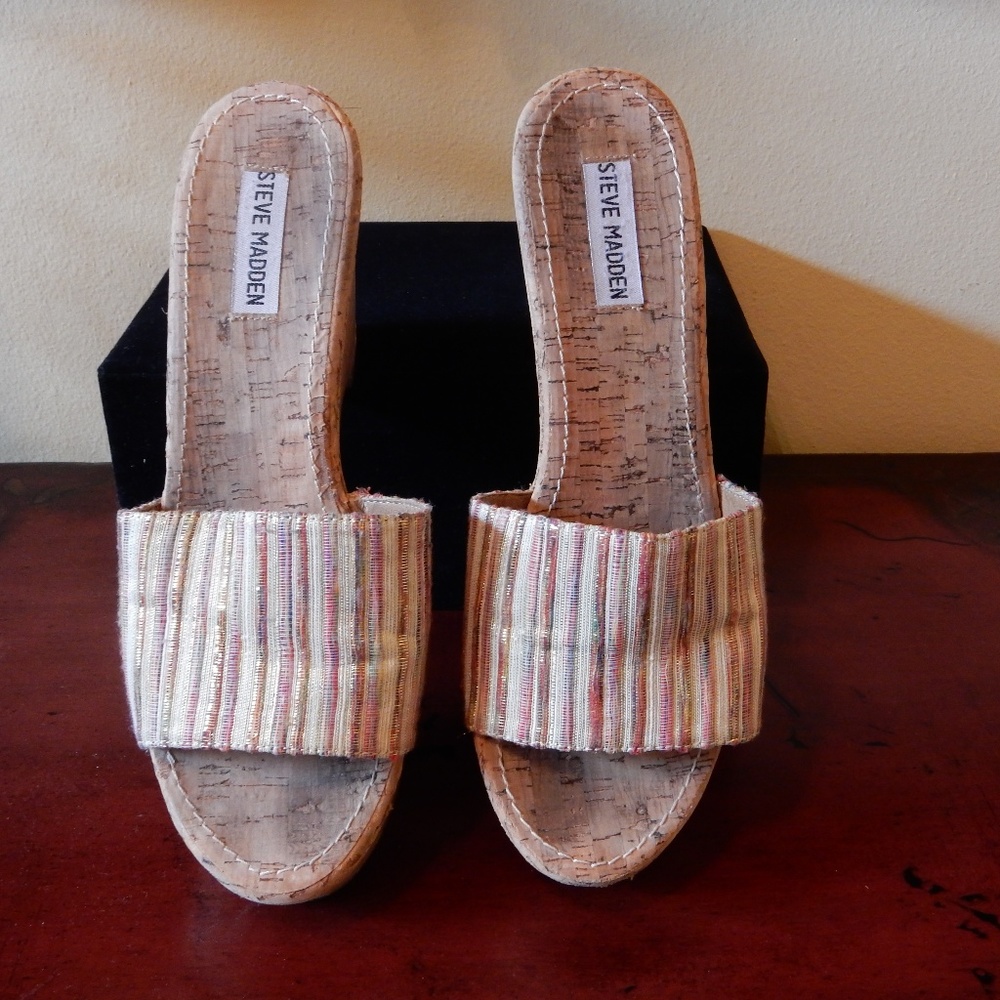 LADIES STEVE MADDEN, STRIPE FABRIC TOP WEDGES 10